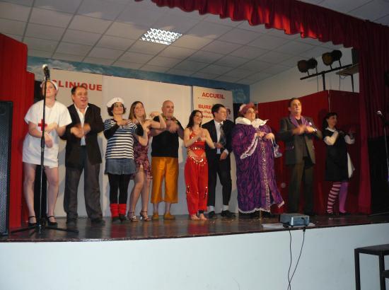 la Troupe au grand complet