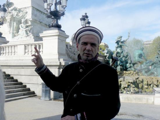 Y.Simone nous attend au Monument des Girondins