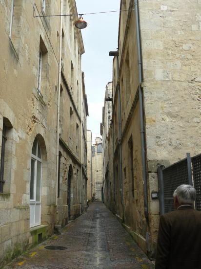 rue du Soleil si étroite qu'elle le voit peu