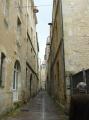 rue du Soleil si étroite qu'elle le voit peu