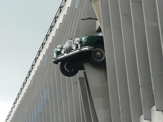 Jaguar sortant du Parking cours Victor Hugo