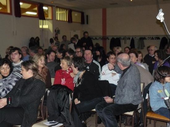 Le public attend patiemment les 3 coups