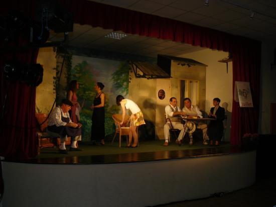 la fille de Simon arrive