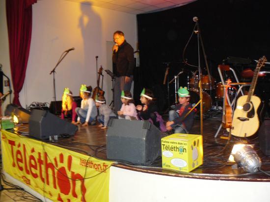 les enfants sur scène,